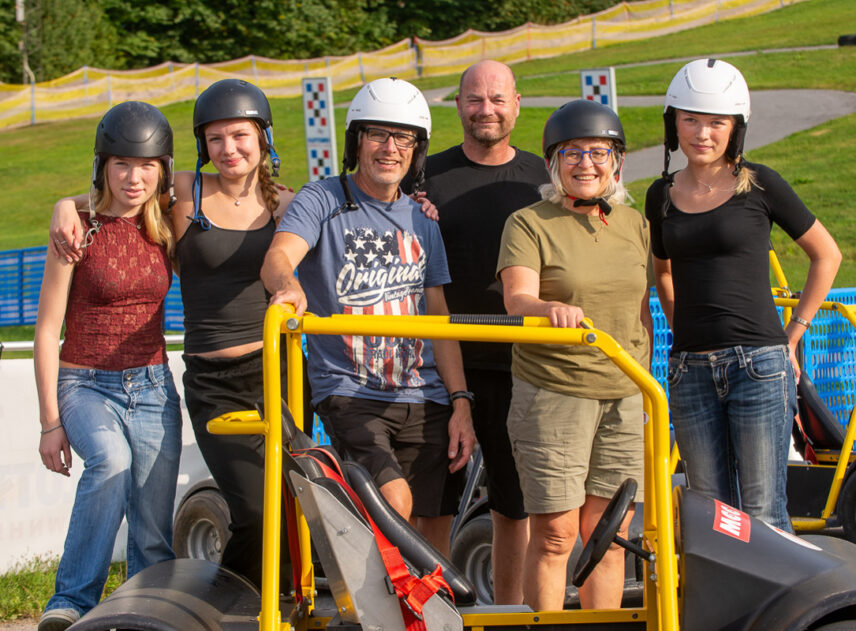 Porträtt på 6 personer med hjälmar som står bakom en av Flottbros Downhill Cars