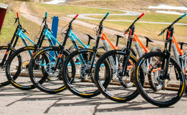 6 cyklar uppradade framför Flottsbrobacken.