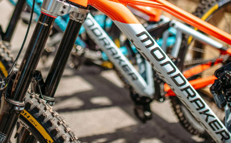 Närbild på ram av cykel med texten Mondraker