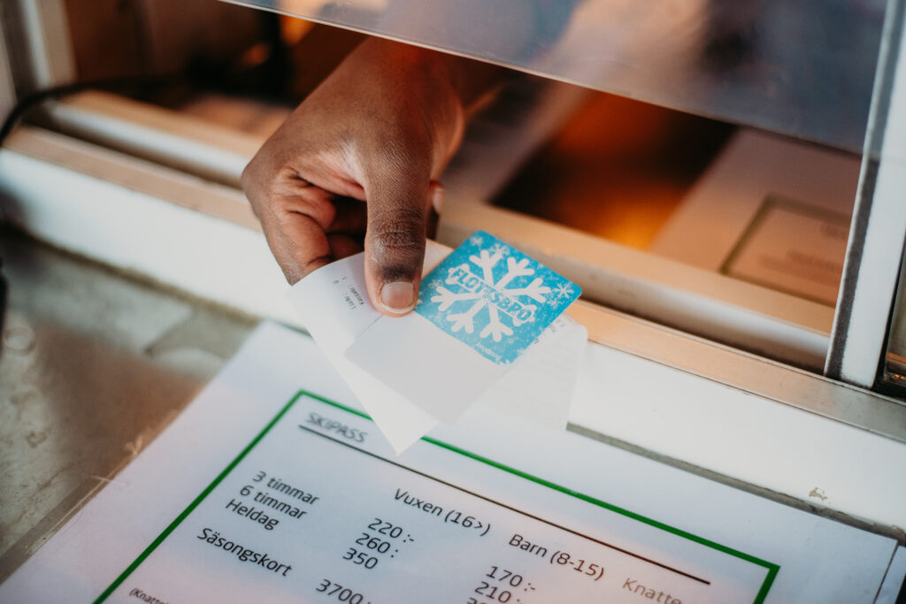 Bilden visar en hand som håller ett Bikepass