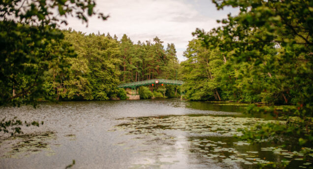 Kanalen vid Skanssundet med en bro som leder över kanalen.