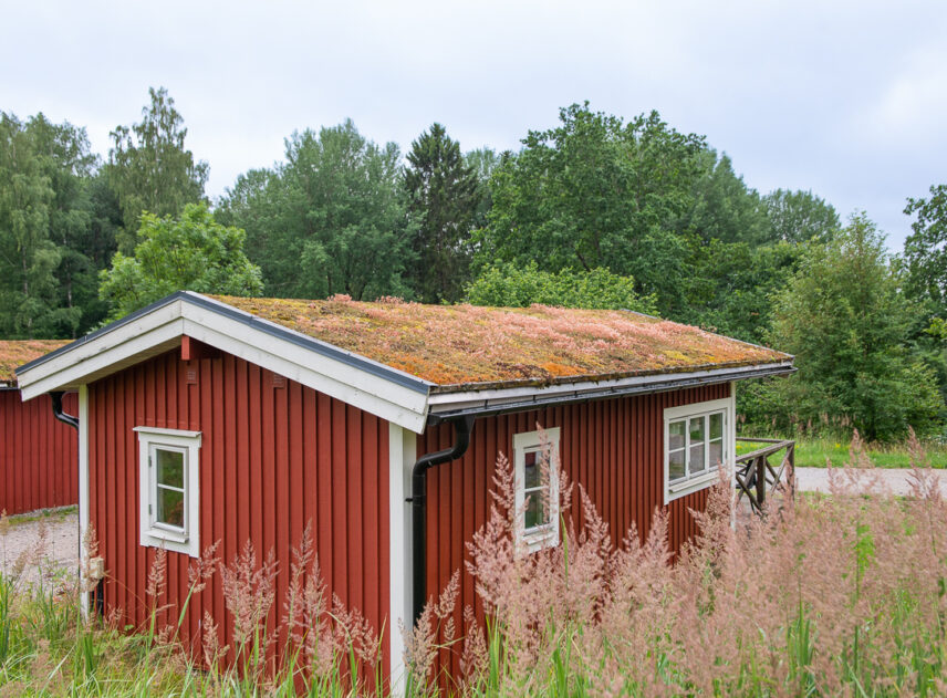 Exteriör av röd stuga på Flottsbro camping