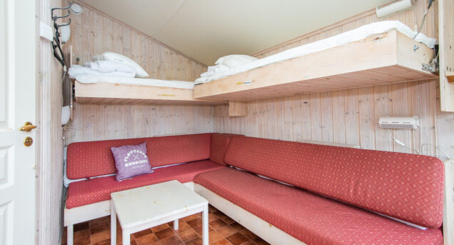 Bild på interiör av stuga med soffa