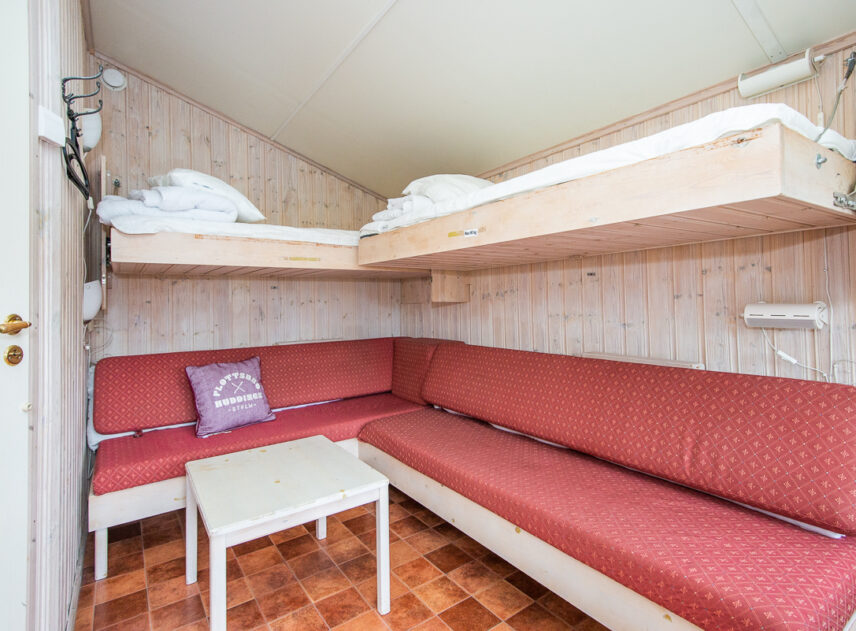 Bild på interiör av stuga med soffa