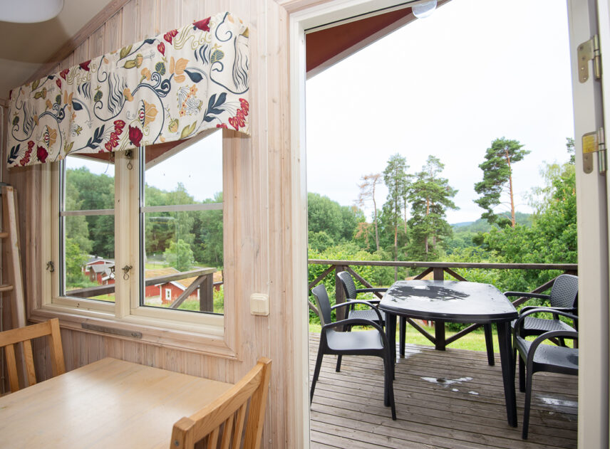 Bild på interiör av stuga med vy över altan