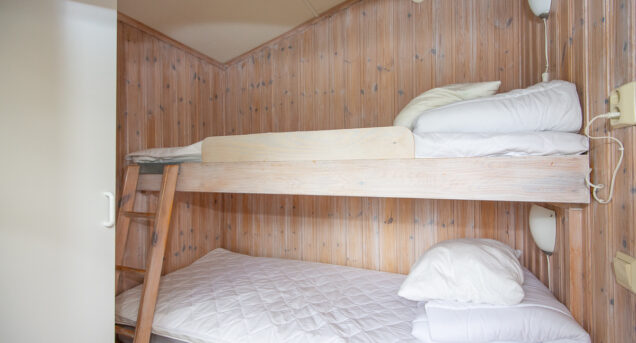 Bild på interiör av stuga med övervåningssäng