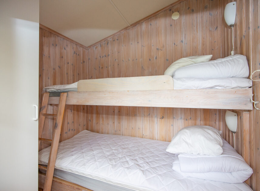 Bild på interiör av stuga med övervåningssäng