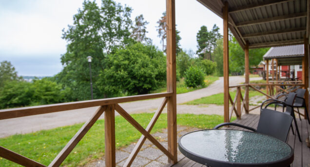 Exteriör av röd stuga på Flottsbro camping