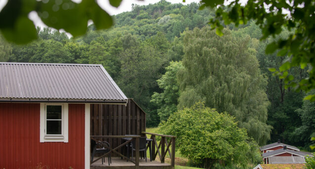 Exteriör av röd stuga på Flottsbro camping