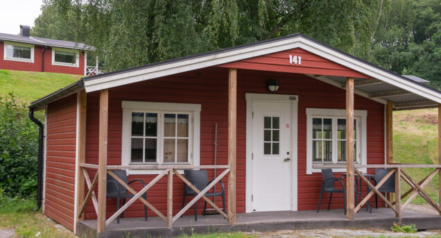 Exteriör av röd stuga på Flottsbro camping