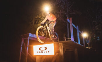 En cyklist med pannlampa åker ut för ett dropp i en Bike Park.