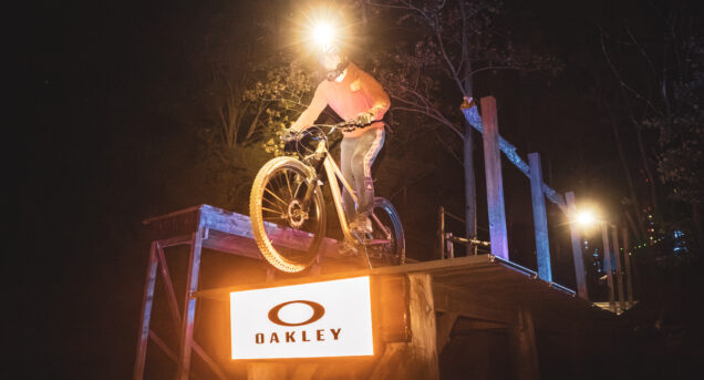En cyklist med pannlampa åker ut för ett dropp i en Bike Park.