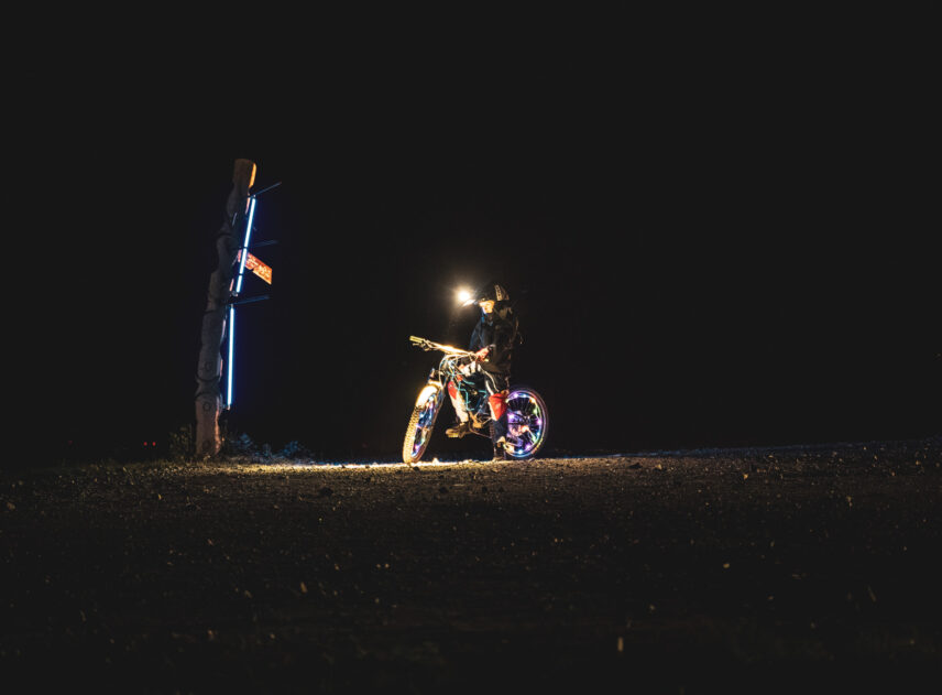 Bild på cyklist med pannlampa omgiven av mörker på Flottsbro Nightride