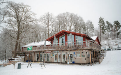 Vinterbild på Flottsbro värdshus.