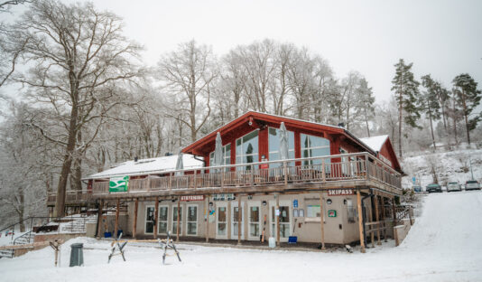 Vinterbild på Flottsbro värdshus.