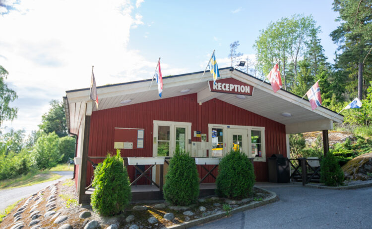Bild på campingens reception en solig sommardag.