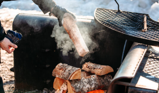 Bild på en peron som tänder en brasa.