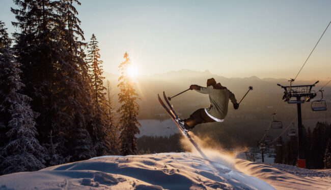 Bild på skidåkare med vy över ett vackert vinterlandskap