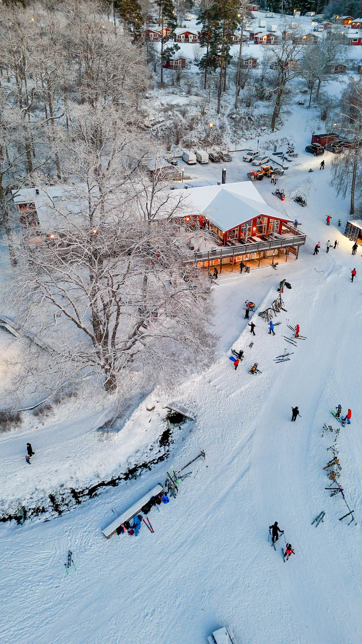 Drohnenaufnahme über dem Flottsbro Wirtshaus in einer weißen Winterlandschaft