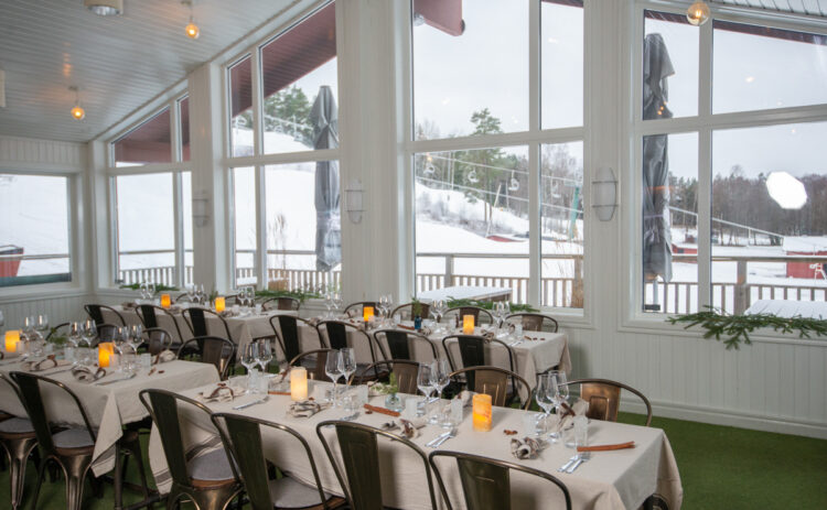 Bild på uppdukade bord med panorama vy över Flottsbro skidbacke.