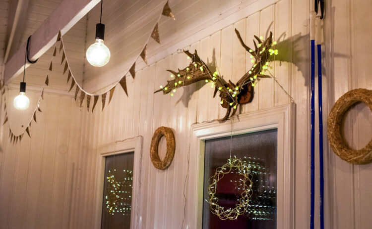 Bild på vägg i Flottsbro värdshus med älghorn som dekorerar väggen.