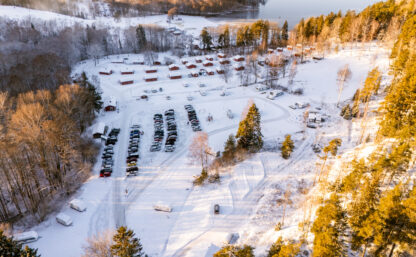 Överblicksbild på Flottsbro stugby vintertid