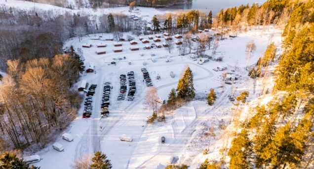 Överblicksbild på Flottsbro stugby vintertid