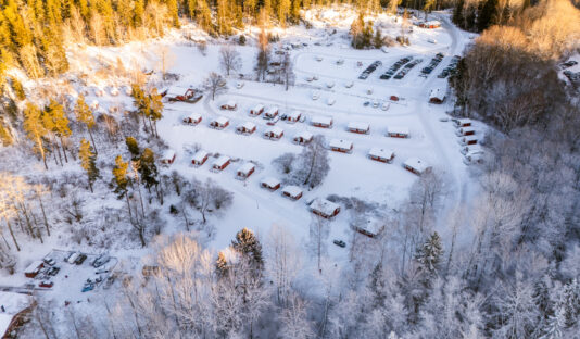 Drönarbild över Flottsbro stugby och camping på vintern.