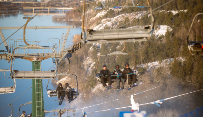 Bild på korgliften på Flottsbro sedd snett ovanifrån, i bakgrunden syns berg och Albysjön.