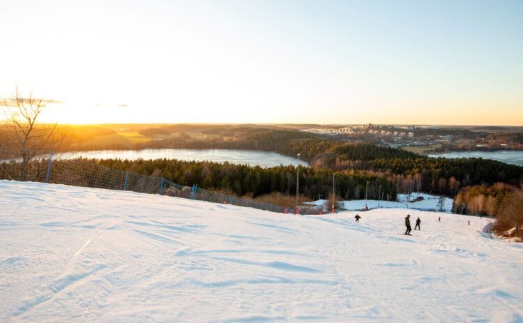 Solnedgång med vy över toppen av Flottsbros familjebacke