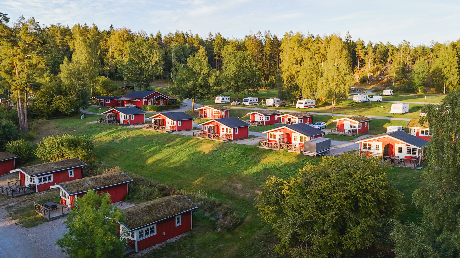 Bilden visar Flottsbros röda stugor där du kan hyra billiga stugor nära Stockholm