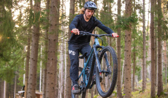 En cyklist på cykelled för mountainbike och XCO nära Flottsbro i Huddinge