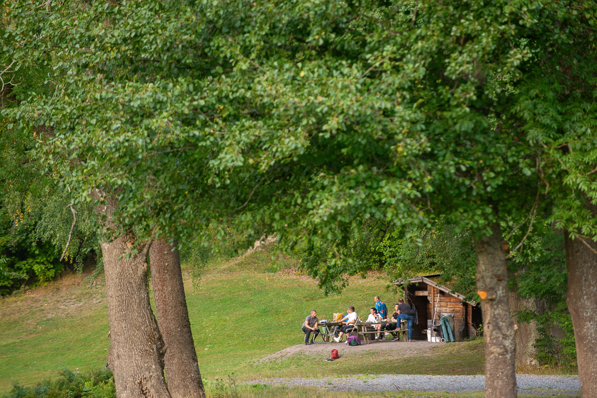 En grupp med människor vid en grillplats i naturen.