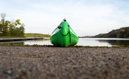 En kanot sedd framifrån vid strandkanten av en sjö