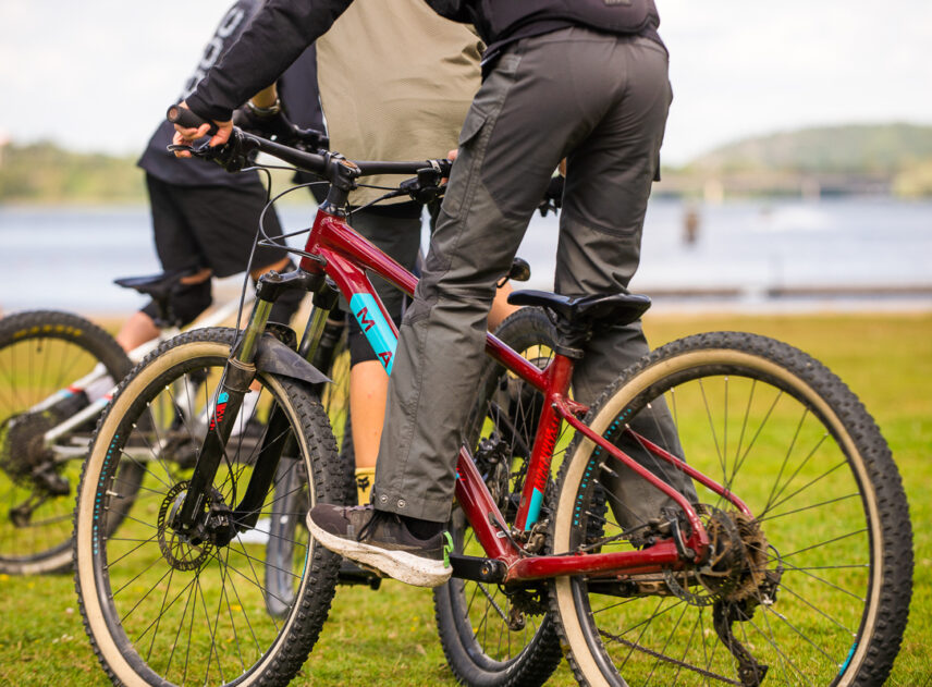 Bild på 2 cyklister beskurna från midjan och ned.
