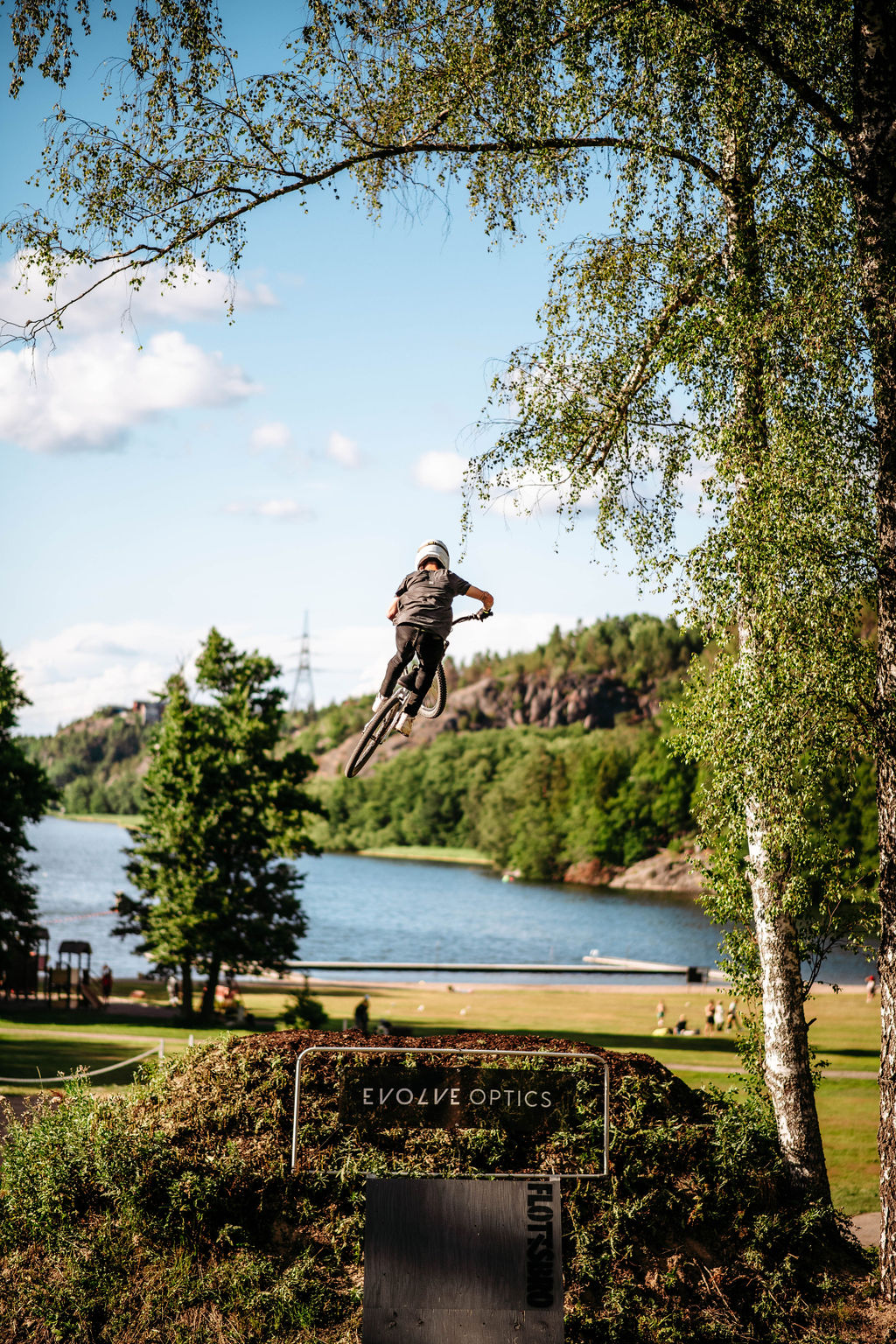 En cyklist hoppar över ett gupp med en mountainbike under sommaren.