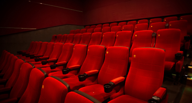 Bilden visar stolar på en biograf, de är förda