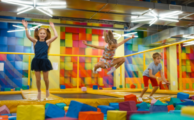 Bam hoppar på trampolin innomhus, det är glada färger