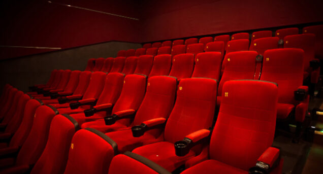 Bild på röda stolar i en biograf.
