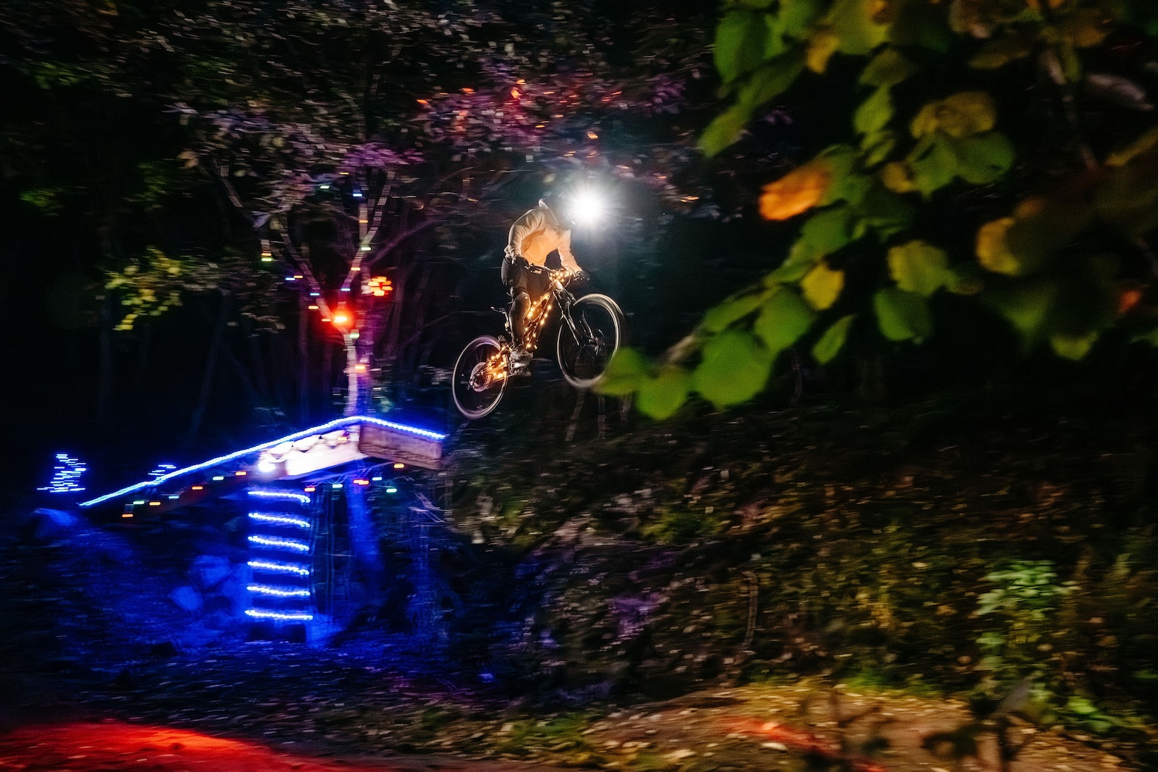 Kille på cykel i bike park under ett kvällsevent.