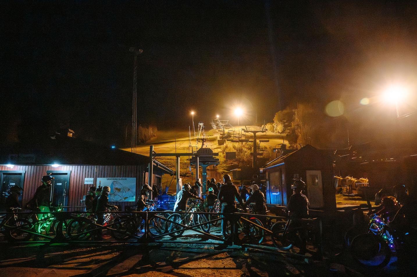 Liftkö till en bike park under ett kvällsevent.