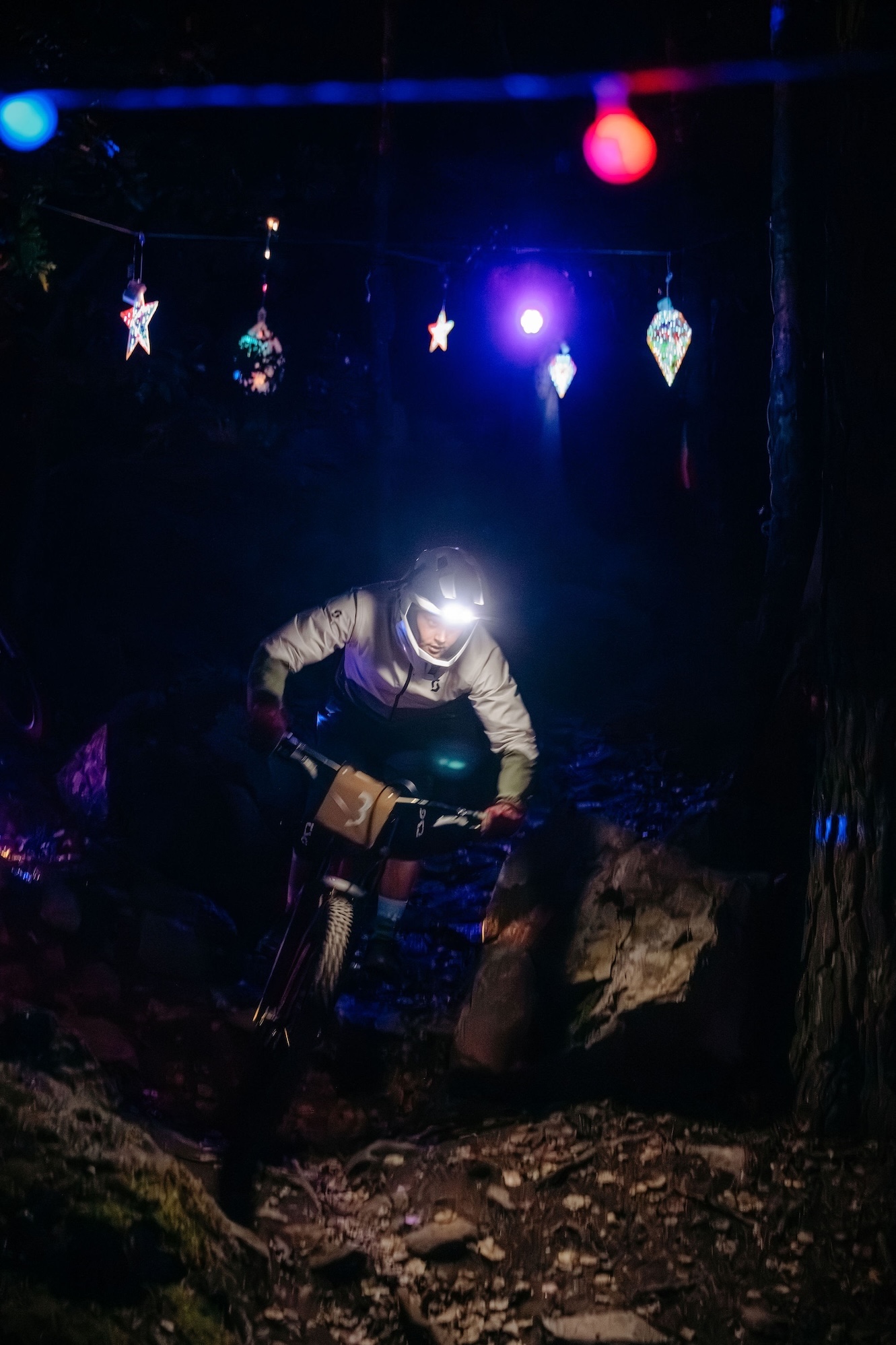 Kille på cykel i bike park under ett kvällsevent.