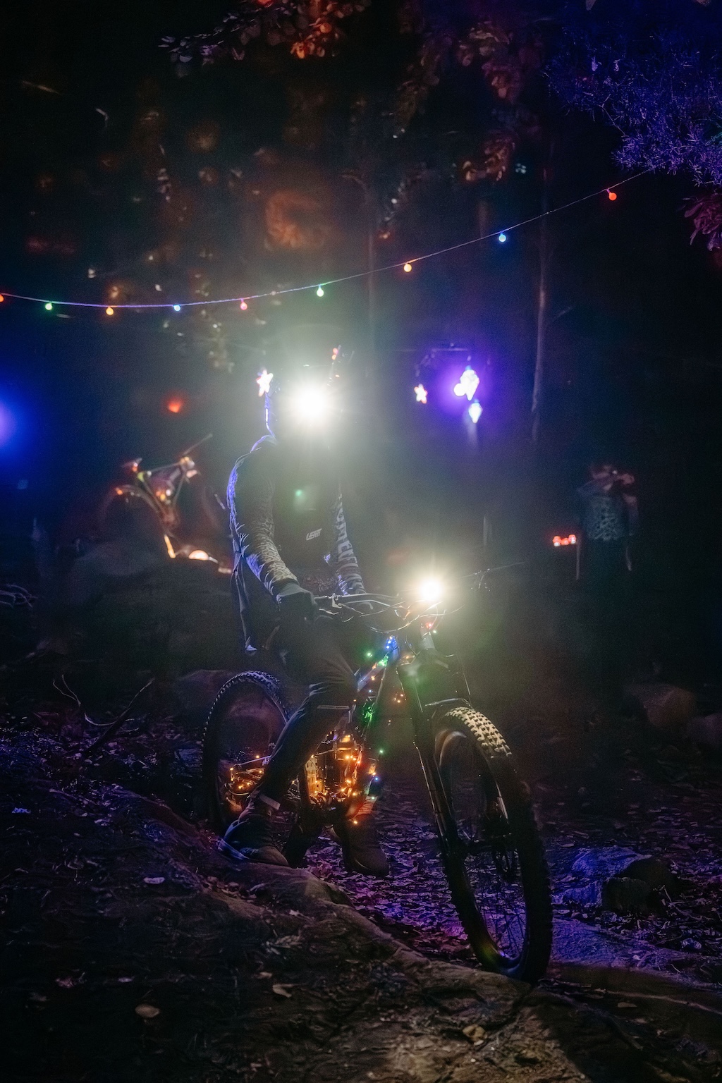 Kille på cykel i bike park under ett kvällsevent.