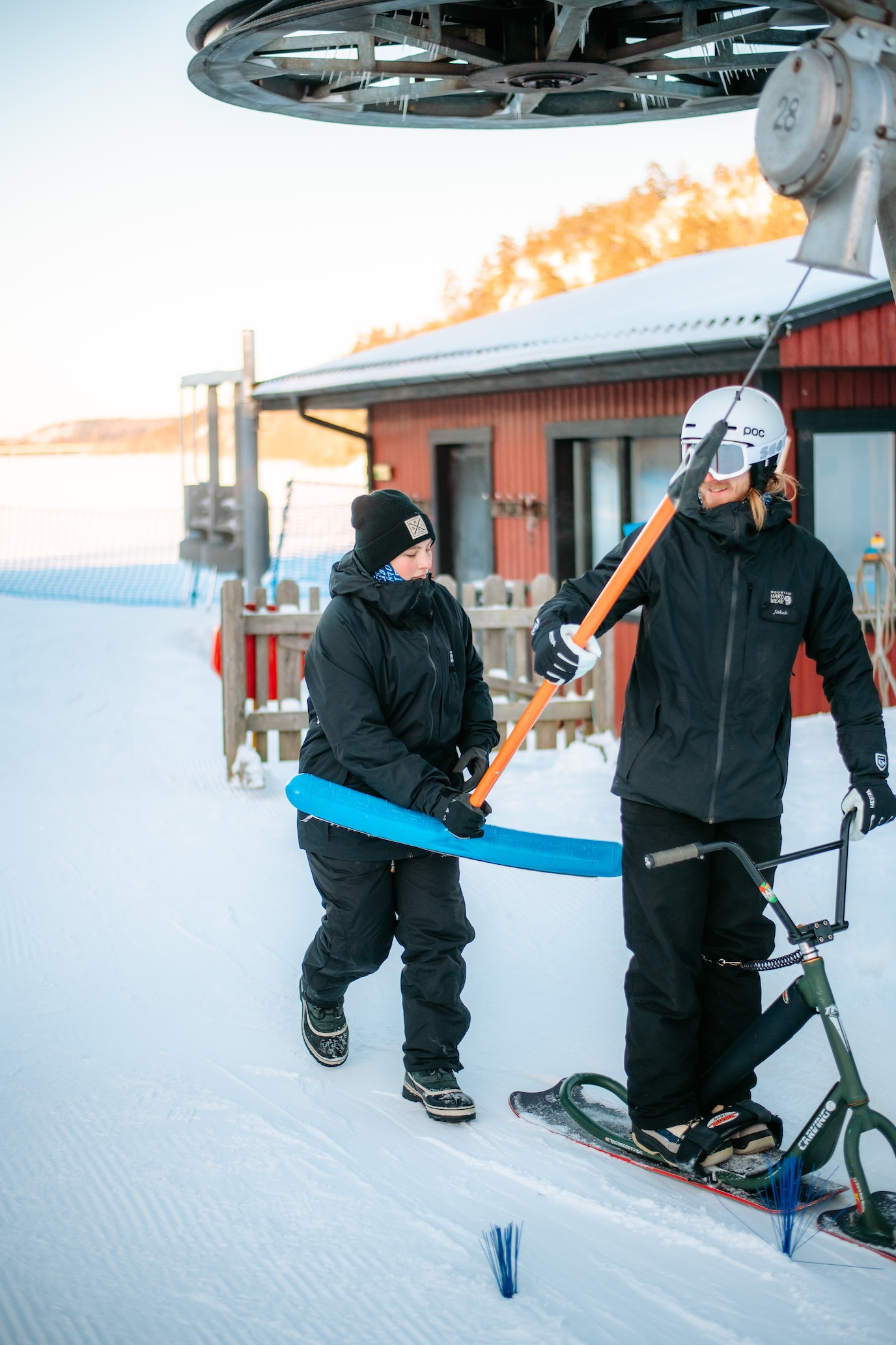 En liftvärd hjälper en åkare med en ankarlift.
