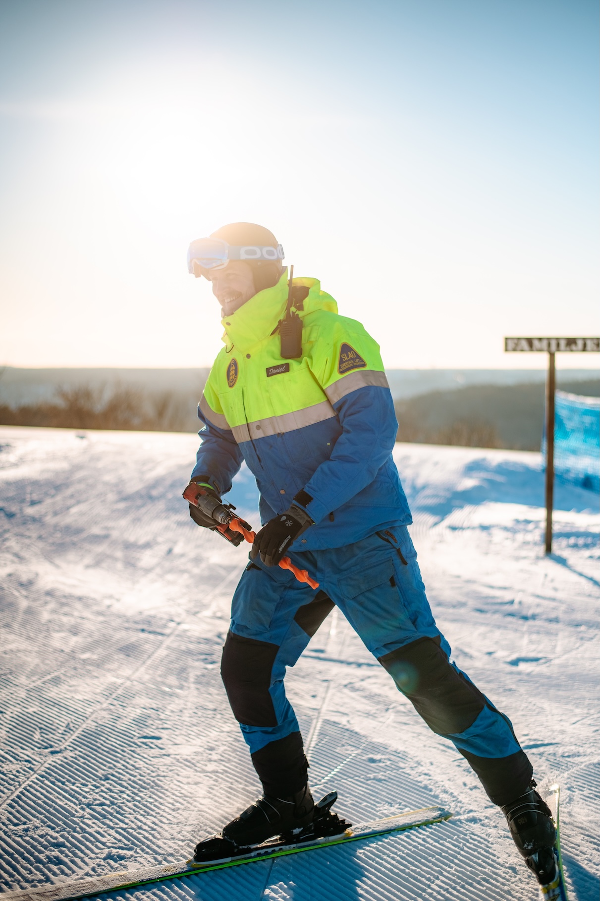 En man som jobbar i en skidbacke under vinter.