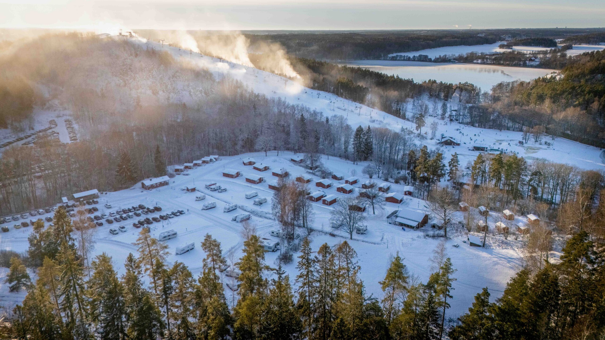 Drönarbild som visar campingområde och Flottsbros topp på vintern.