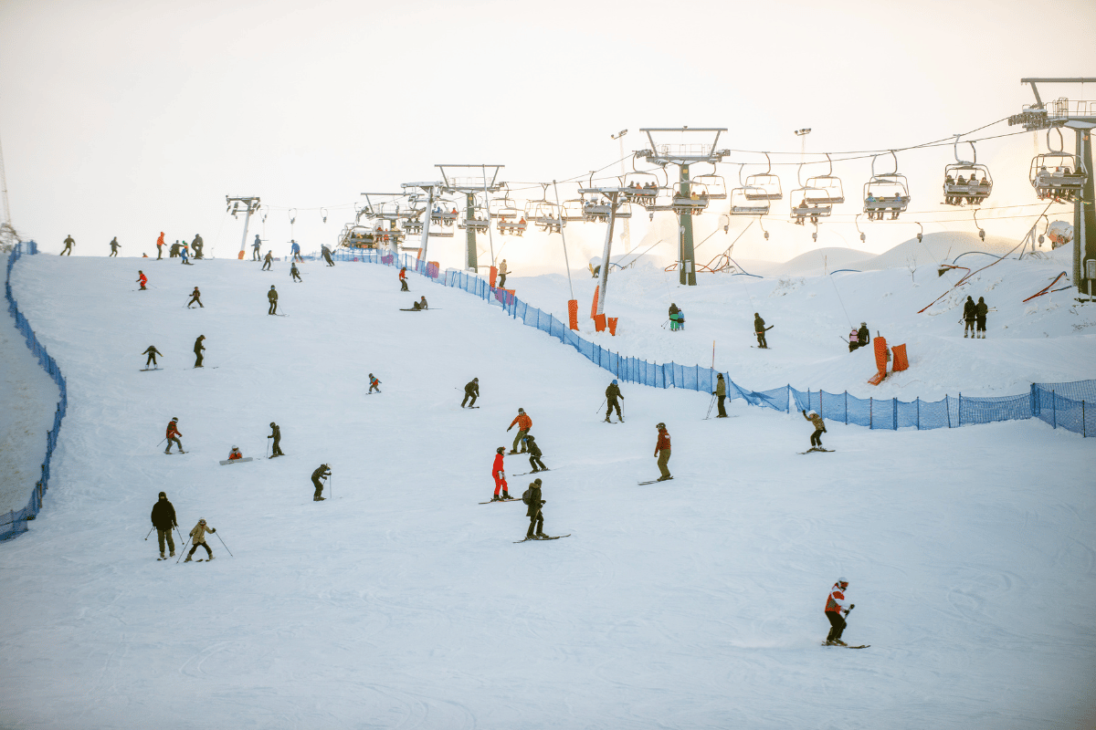 Bilden visar Stora backen med många som åker utför på Flottsbro. 