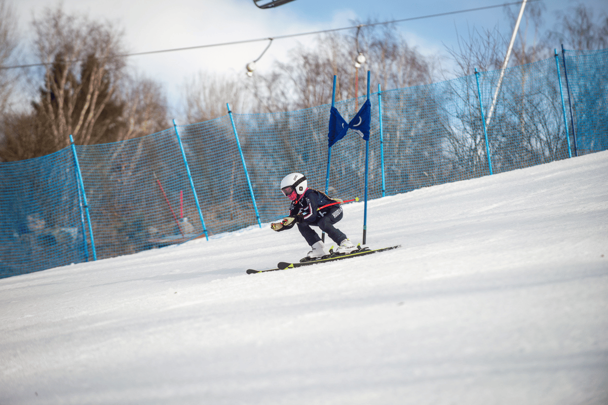 En skidåkare iklädd tävlingskläder som åker alpin skidåkning på Flottsbro