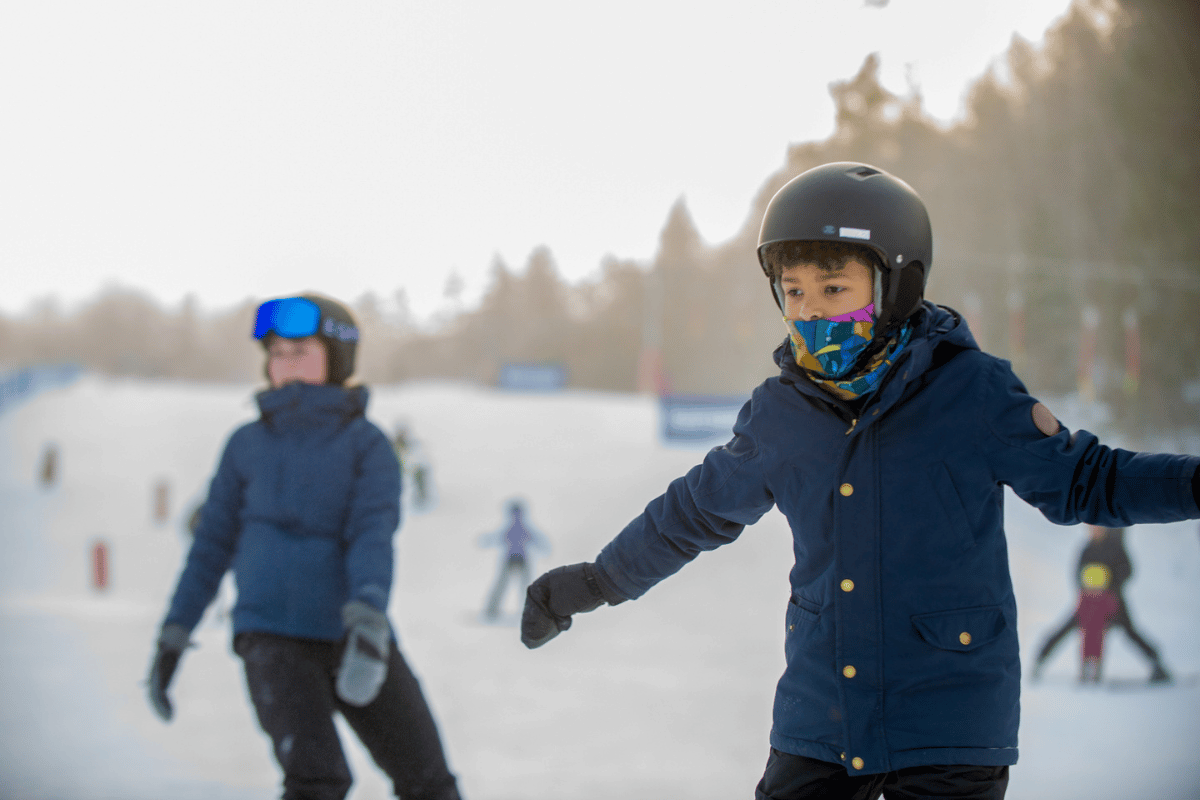 Närbild på en nybörjare i Flottbros Barnbacke. 